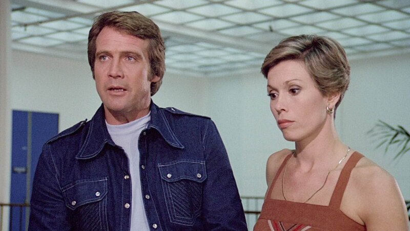 Jeremy Clarkson mit einem Mercedes SLS Black und SLS Electric auf der Top Gear Teststrecke. – Bild: TVNOW