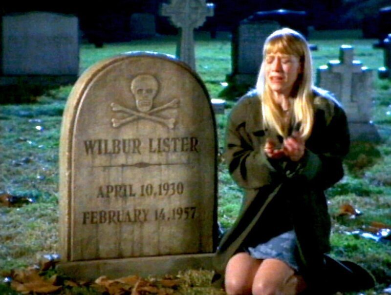 Melissa (Jane Leigh Connelly) hat gewettet, dass sie es schafft, zwei Stunden an dem Grab des Serienkillers Wilbur Lister auszuharren. Doch als plötzlich eine Stimme zu ihr spricht, bekommt sie es mit der Angst zu tun … – Bild: RTL II