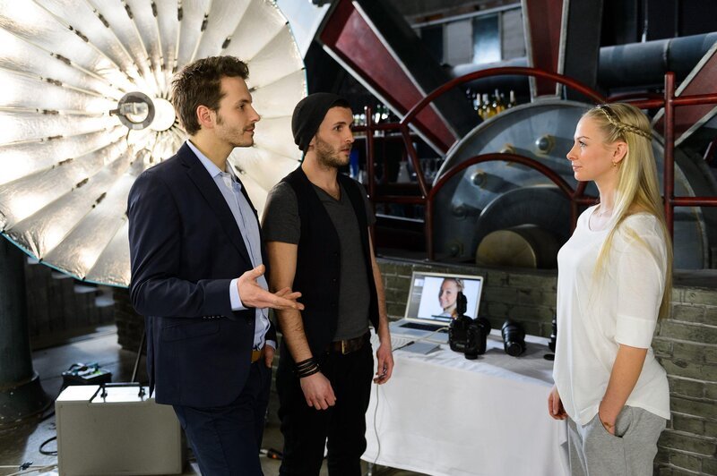 Sascha Frey (Jacob Weigert, l.) und der Fotograf Jan Stoller (Felix Höfner) bedanken sich bei Julia (Jenny Bach) für das tolle Shooting. Dabei erfährt sie enttäuscht, dass nicht Ben, sondern Lukas den Song eingespielt hat, der für ihren Stimmungswechsel gesorgt hat … – Bild: RTL