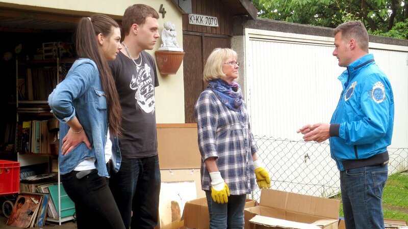 Irmgard (68, 2.v.re.) weiß nicht mehr weiter. Ihr verstorbener Mann Manfred hat jahrelang allerlei Trödel gesammelt, der das ganze Grundstück aus allen Nähten platzen lässt. Neben ihrer Vollzeitstelle bleibt da nicht mehr viel Zeit, sich um die Entrümpelung zu kümmern. Für Enkelin Isabelle (19, li.) und ihren Freund Florian (24, 2.v.li.) ist klar: Hier kann nur der Trödeltrupp helfen! Zusammen mit Experte Andi Bierschock (re.) können sie innerhalb weniger Tage die alten Sachen zu Geld machen. – Bild: RTL II