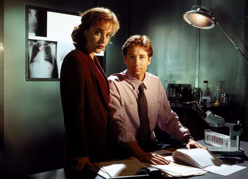(1. Staffel) – Während die FBI-Agentin und Wissenschaftlerin Scully (Gillian Anderson, r.) übernatürlichen Vorgängen mit viel Skepsis begegnet, ist sich ihr Kollege Mulder (David Duchovny, l.) sicher: Die Wahrheit ist irgendwo da draußen … – Bild: Twentieth Century Fox Film Corporation