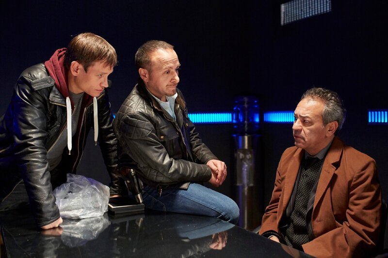 Alex (Vinzenz Kiefer, l.) und Semir (Erdogan Atalay, M.) vernehmen Mehmets Vater Ahmet Özman (Tayfun Bademsoy). – Bild: TVNOW /​ Guido Engels