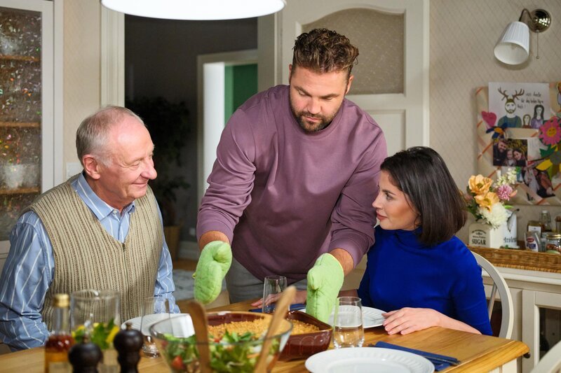 Sina (Valea Scalabrino) fällt aus allen Wolken, als sie zu Hause einen ihrer Patienten (Manfred Tamm) antrifft. In der Mitte Bambi (Ben Heinrich). – Bild: RTL /​ Stefan Behrens