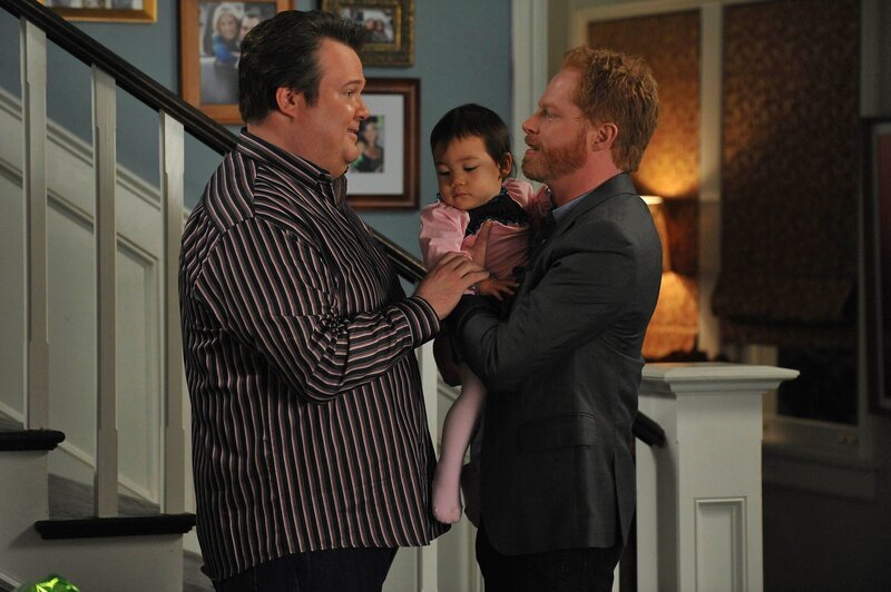 Nach dem Babyfon-Defekt fragen sich Cameron (Eric Stonestreet, l.) und Mitchell (Jesse Tyler Ferguson), wie sie ihre Tochter in Zukunft beschützen können, wenn wirklich mal ein Einbrecher zuschlägt … – Bild: Comedy Central