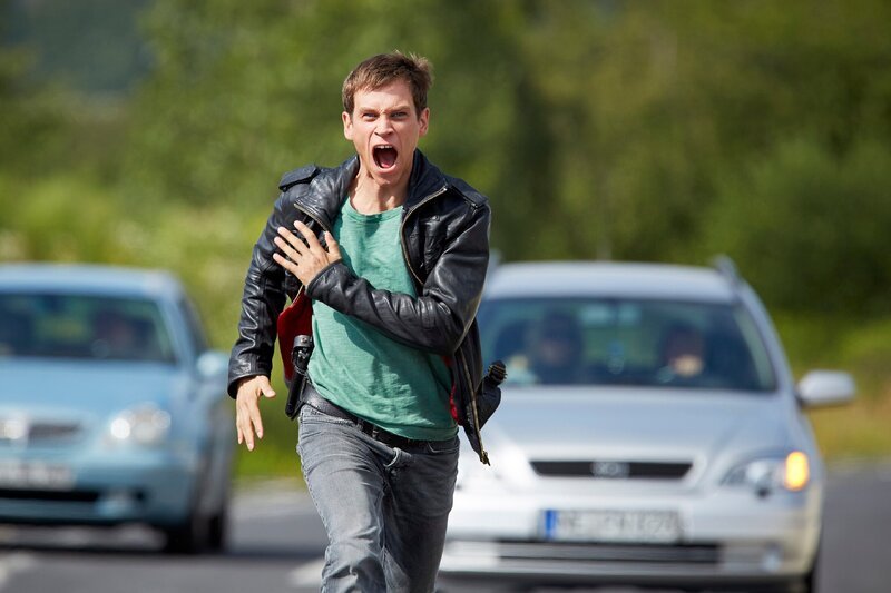 Alex (Vinzenz Kiefer) erkennt, dass der verunglückte LKW jeden Moment explodieren kann … – Bild: TVNOW /​ Guido Engels