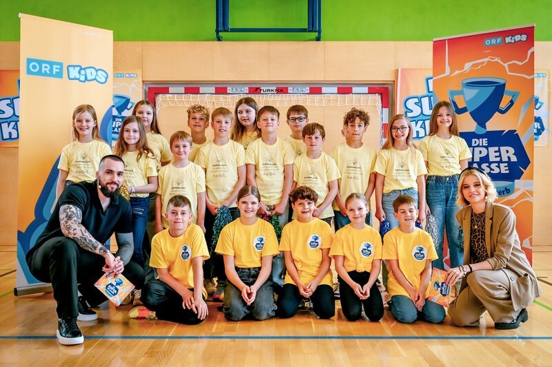 Stefan und Fanny mit dem Team der VS Ruprechtshofen. – Bild: ORF/​Thomas Jantzen