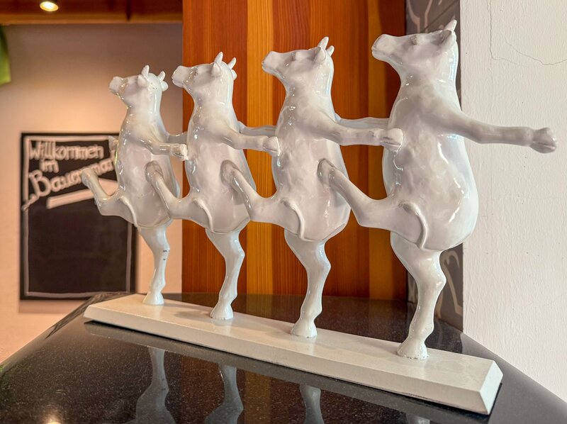 Deko „tanzende Kühe“ im Restaurant Lurgbauer von Max Leodolter. – Bild: ORF/​Satel Film/​David Haslinger