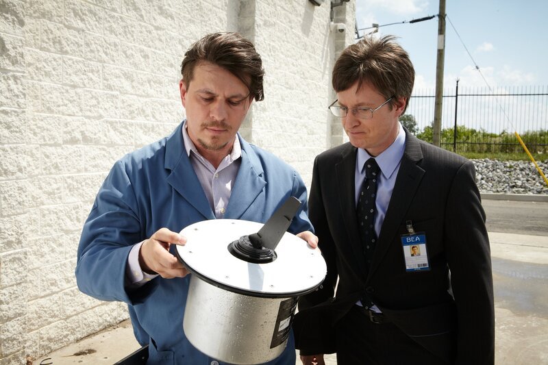 Nach einigen Experimenten steht der Grund für den Sturzflug endlich fest: Ein wichtiger Sensor, der das Gleichgewicht des Flugzeugs steuert, gefror durch das kalte Wetter in der Luft. (Reenactment) – Bild: Ian Watson /​ NGC /​ Cineflix