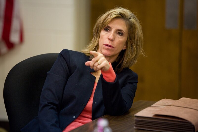 Kelly Siegler hinterfragt jedes Detail zur Tat. Nur so kann sie es schaffen, den Täter zu schnappen und endlich für Gerechtigkeit zu sorgen. – Bild: Endemolshine