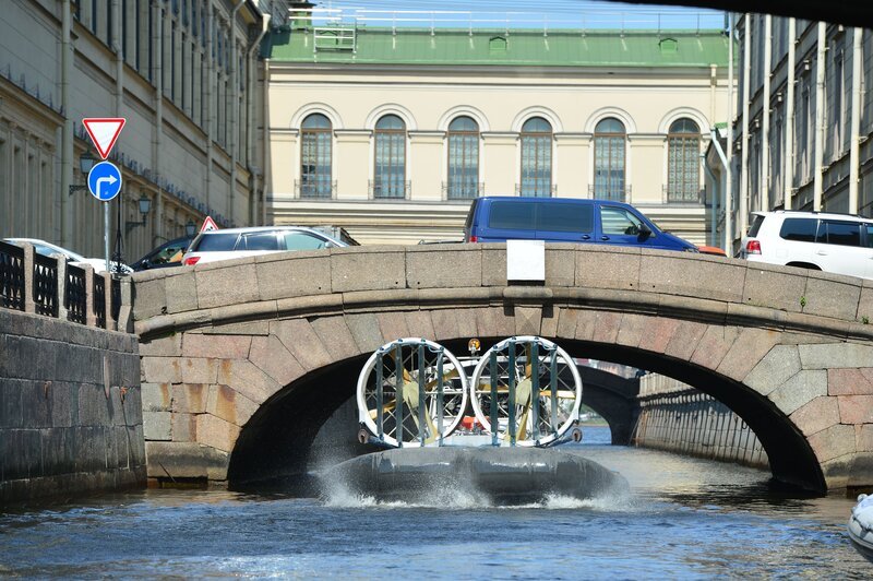 Jeremy Clarkson skippers a hovercraft and navigates a low bridge in St. Petersburg – Bild: Discovery Communications, Inc.