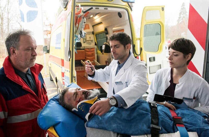 (v.l.n.r.) Justus Vogel (Frank Auerbach); Dr. Niklas Ahrend (Roy Peter Link); Theresa Koshka (Katharina Nesytowa) – Bild: NDR/​ARD/​Jens Ulrich Koch