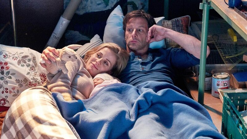 Karin (Jessica Ginkel) und Stefan (Hendrik Duryn) können beide nicht schlafen und machen es sich mit Frida gemütlich. – Bild: TVNOW /​ Frank Dicks