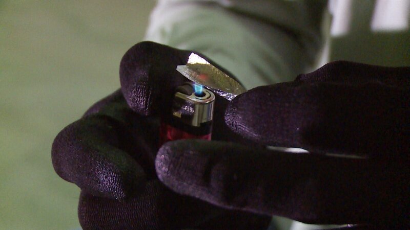 Ein Konsument bereitet seine Drogendosis zu – Bild: PLURIMEDIA (National Geographic Channels /​ Tom Jenner)