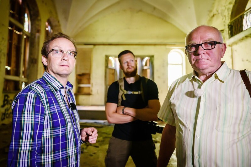 Wigald Boning (l.) und Friedrich „Fritz“ Meinecke (m.) mit Klaus Lutterberg. – Bild: RTL /​ Schwarzbild Medienproduktion GmbH