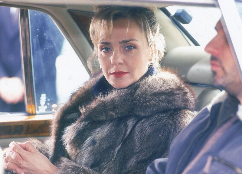 Mona Suttner (Anja Beatrice Dukas) steckt hinter dem Attentat, dem Nina beinahe zum Opfer fiel. Mona wollte die Baal ausschalten. Jetzt verpflichtet sie einen anderen Killer (Armin Zarbock, re.), den sie für professioneller hält. – Bild: RTL