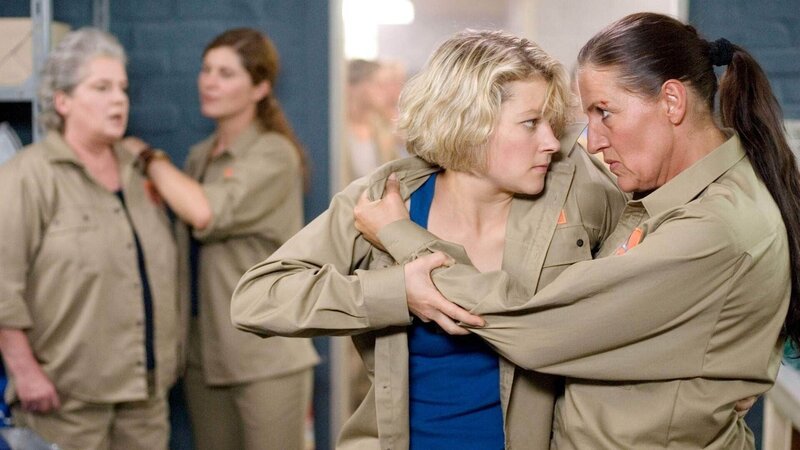 Als Uschi (Barbara Freier, li.) und Walter (Katy Karrenbauer, re.) im Wäschereilager auftauchen, sehen Katja (Yasmina Djaballah, 2.v.li.) und Grit (Katrin Brockmann, 2.v.re.) ihr Drogenlager in Gefahr und es kommt zum Streit … – Bild: TVNOW /​ Stefan Erhard