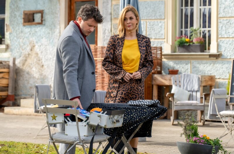 Fritz (Thimo Meitner, l.) vertraut Yvonne (Tanja Lanäus, r.) an, dass ihn das angespannte Verhältnis zu Fanny belastet. – Bild: ORF/​ARD/​Thomas Neumeier