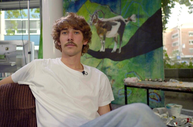 Yannick Pfeifer will Rüsselsheim zur Kunststadt machen. Er ist Künstler, angehender Kurator, Galerist, fördert andere Künstler*innen und arbeitet auch als Ingenieur in einem Büro, um sich seinen Lebensunterhalt zu verdienen. – Bild: HR