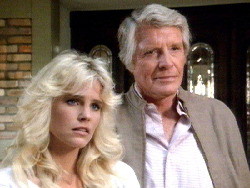 Die Tochter der verwitweten Doris West, Kelly Barrett (Jennifer Runyon), und der Nachbar der Familie Jack Hutchings (Robert Horton) sind erschüttert von der Nachricht des Todes von Evan West. – Bild: Warner TV Serie