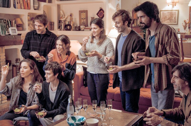 In ihrem neuen gemeinsamen Freundeskreis essen auch Ana (Iria del Río, 4.v.l.) und Oscar (Francesco Carril, 2.v.r.) nach katalanischer Tradition zwölf Weintrauben und wünschen sich dabei Glück fürs neue Jahr. – Bild: Manolo Pavõn