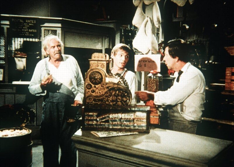 Auch Großvater Sam Walton (Will Geer, l.) und John-Boy (Richard Thomas, M.) haben eine Idee, das Erbe von Fern Potter gut anzulegen … – Bild: Sat.1 Gold