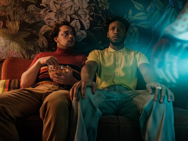 Dennis (Anselm Bresgott), Ben (Dimitri Abold) – Bild: Gordon Timpen, SMPSP/​Amazon/​WBTV