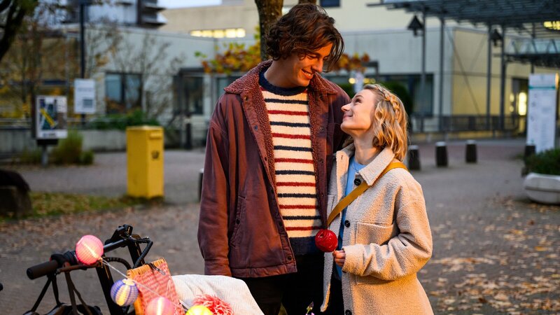 Simon (Ivan Barišić, l.) überrascht Mia (Antonia Döring, r.) mit einem romantischen Date. – Bild: ZDF und Willi Weber