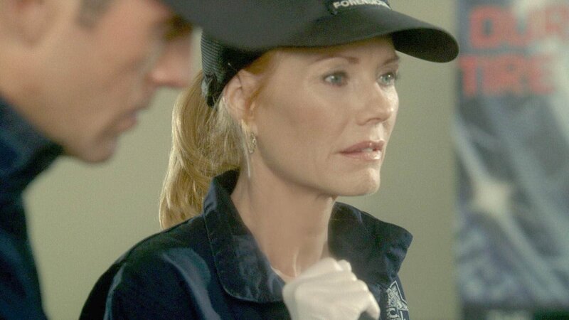 Nick (George Eads) und seine Kollegen werden zu einem Messie-Haus gerufen und finden dort mehrere Leichen. Unter Verdacht gerät die Eigentümerin, von der Nick behauptet, ihr Messietum sei nur ein Alibi für die grausamen Morde. – Bild: RTL