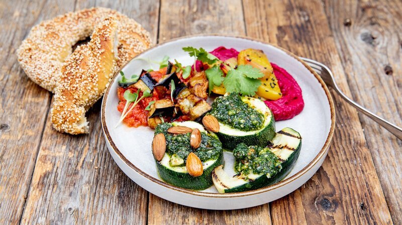 Bunter Hingucker: Der vegetarische Vorspeisenteller. – Bild: BonGusto