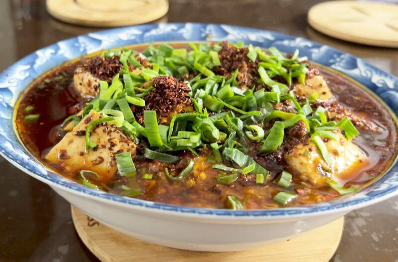 In Chongzhou gibt es den Klassiker Mapo Tofu: Tofu, Fleisch und Gewürze werden angebraten und mit Chili und Frühlingszwiebeln verfeinert. – Bild: Elephant Doc