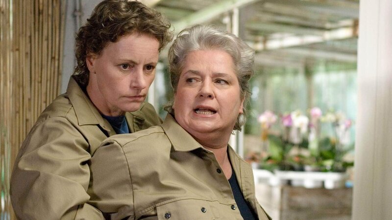 Mel (Sigrid M. Schnückel, li.) hält Uschi (Barbara Freier) auf, die in die Gärtnerei geeilt ist, um Ruth zu retten. – Bild: TVNOW /​ Stefan Erhard