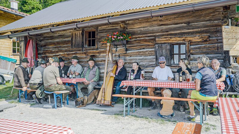 Geselliges Beisammensein auf der Steiner Hochalm. – Bild: ORF/Neulandfilm Geselliges Beisammensein auf der Steiner Hochalm. – Bild: ORF/Neulandfilm