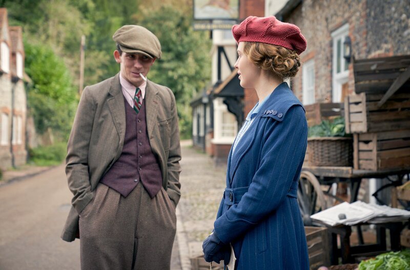 Paul Sheringham (Josh O’Connor) und Jane Fairchild (Odessa Young) lernen sich auf der Straße näher kennen. – Bild: Number 9 Films Paul Sheringham (Josh O’Connor) und Jane Fairchild (Odessa Young) lernen sich auf der Straße näher kennen. – Bild: Number 9 Films