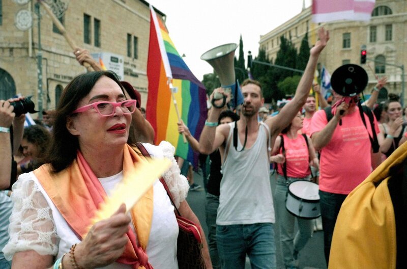 Die Transaktivistin Efrat Tilma (li.) bei der Pride-Parade in Jerusalem 2023: Auf der Abschlusskundgebung ruft sie leidenschaftlich zu Gleichberechtigung auf und kritisiert die Diskriminierung der LGBTQ+-Gemeinschaft durch die israelische Regierung. – Bild: Uriel Sinai/​beetz brothers film production/​UVS Films
