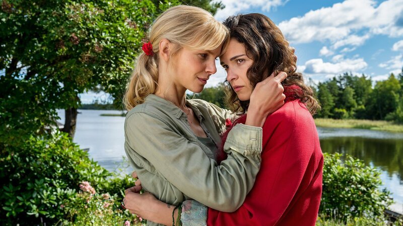 Die Schwestern stützen sich gegenseitig: Sinja Dieks als Liv, Maxine Kazis als Samila – Bild: SRF/​ZDF/​Ralf Wilschewski