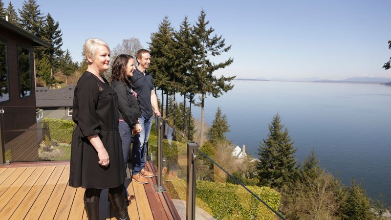 Real estate agent Alex Thomas shows homebuyers Nicole and Patrick the Port Susan views from the South Side House, as seen on HGTV’s Beach Hunters. – Bild: MAX Hungary