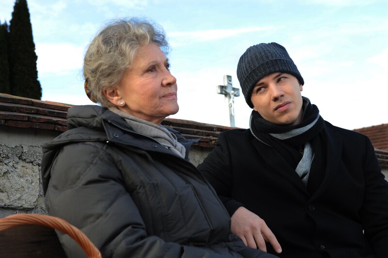 Hildegard (Antje Hagen, l.); Martin (David Paryla, r.) – Bild: Ann Paur