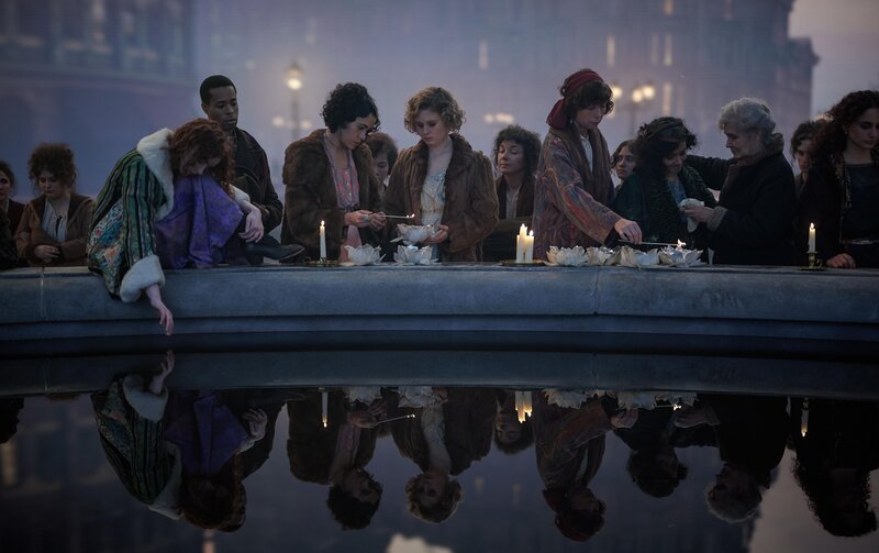 (v.l.n.r.) Evie Galloway (Eilidh Fisher); Eddie Cobb (Michael Duke); Billie Cassidy (Umi Myers); Violet Davies (Eliza Scanlen); Kate Galloway (Julianne Nicholson) – Bild: Bad Wolf Ltd. All Rights Reserved. /​ Kevin Baker