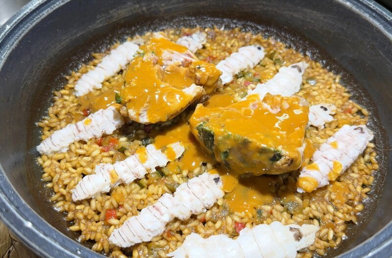 Ein Rezept aus Katalonien, das Land und Meer zusammenbringt: „Pollastre amb Galeres“ – Bild: Elephant Doc