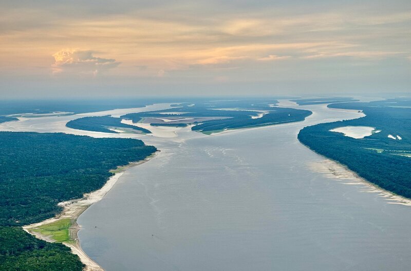 Abendstimmung am Rio Negro – aus der Perspektive eines Paramotor-Piloten noch viel spektakulärer als vom Boden aus betrachtet – Bild: Sylvestre Campe