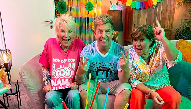 Doris und Petra sind im „Malle-Fieber“, sie haben ein Heimkonzert des Ballermann-Stars „Almklausi“ gewonnen. Das Wohnzimmer wird zur Partylocation und „Almklausi“ verrät seine lustigsten Erlebnisse vom Ballermann. – Bild: SWR