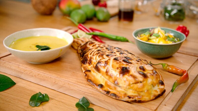 Ob Fisch, Fleisch, Zwiebelkuchen oder Pasta – in dieser Folge wird gebacken! Yvonne Willicks freut sich über den Besuch von Gastronomin Victoria Fonseka aus Neuss. Passend zum Motto der Sendung landet ein ganzer Fisch im Ofen – schonend gegart im dekorativen Salzteig. Dazu gibt es eine cremige Kokossoße und einen frischen Mangosalat. – Bild: WDR/​2bild GmbH/​Anja Tanas