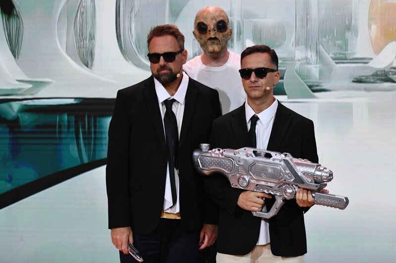 (v.l.n.r.) Steven Gätjen; Bastian Bielendorfer; Özcan Cosar – Bild: ProSieben /​ Steffen Z. Wolff