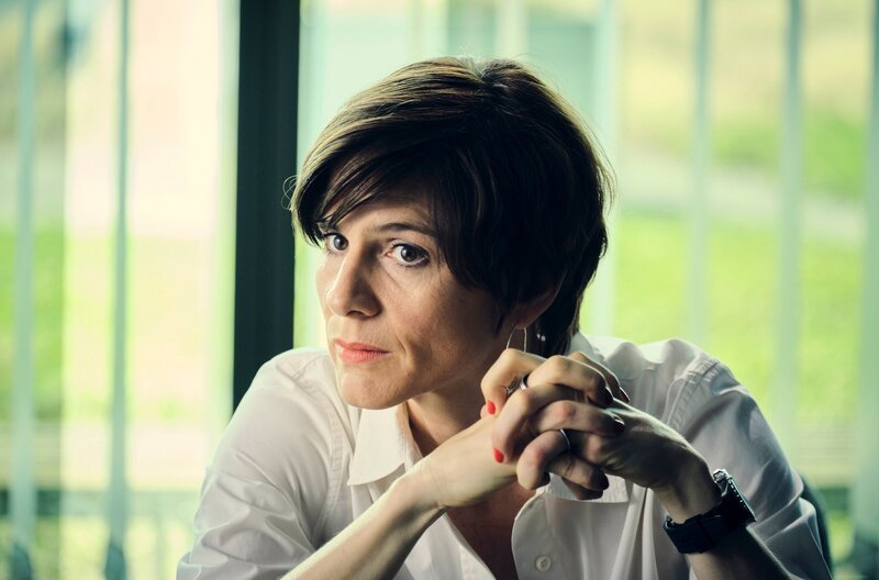 v.li.: Friedemann Berg (Hans-Jochen Wagner) fühlt sich bestätigt, weil Andi Beuter (Daniel Friedl) einen Zusammenhang zwischen der Tatwaffe und einem Fall der Kanzlei Benzinger herstellen kann. – Bild: SWR/​Benoît Linder