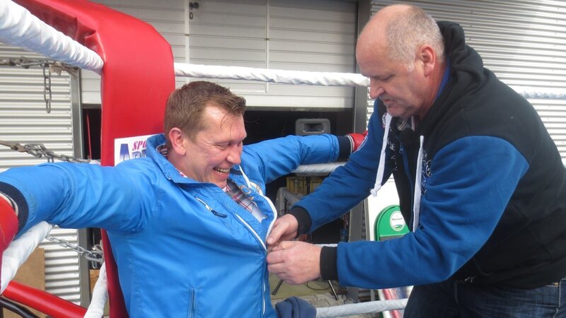 Trödelexperte Otto Schulte beim Box-Training mit Boxtrainer Siggi. – Bild: RTL II/​Good Times Fernsehproduktion