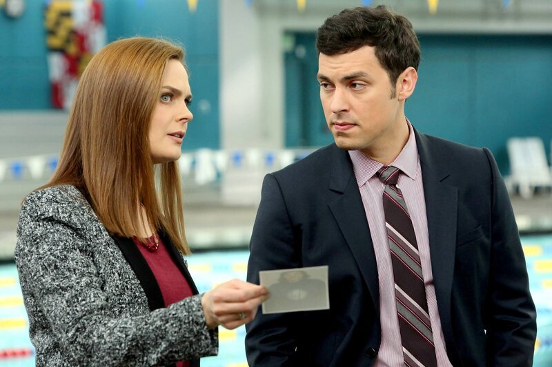 Damit sich Booth auf die Anhörung vor dem Ausschuss vorbereiten kann, leitet Sweets (John Francis Daley) dieses Mal die Ermittlungen und befragt mit Brennan (Emily Deschanel) die Zeugen. – Bild: Disney