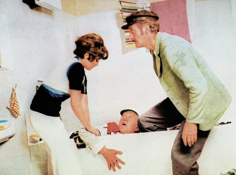 Viele Wassermänner ziehen das Leben als Menschen vor, deswegen gibt es Nachwuchsprobleme: Man muß versuchen Menschen zu ertränken. – Bild: WDR Viele Wassermänner ziehen das Leben als Menschen vor, deswegen gibt es Nachwuchsprobleme: Man muß versuchen Menschen zu ertränken. – Bild: WDR