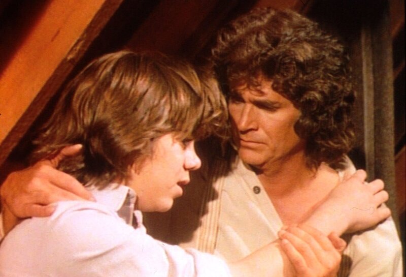 Seit dem Tod seiner Mutter ist der kleine Andrew (Patrick Laborteaux, l.) verzweifelt und sucht Hilfe bei Charles (Michael Landon, r.) … – Bild: Sat.1 Gold
