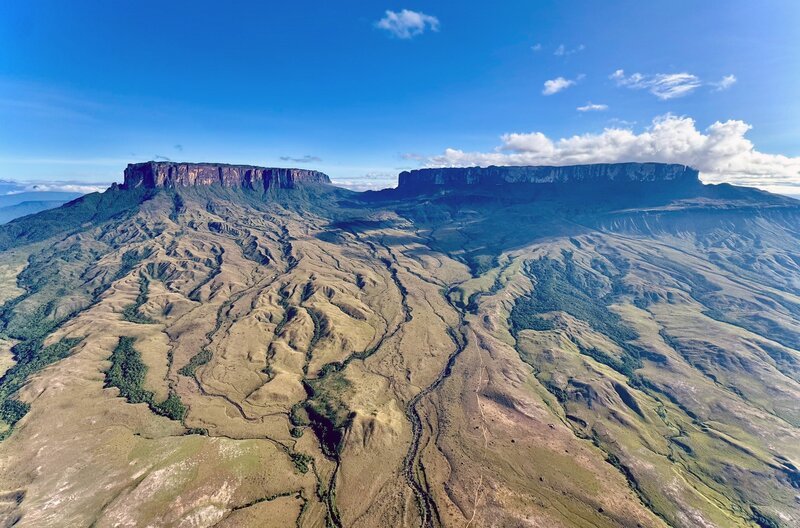 Monte Roraima – ein heiliger Tafelberg für die indigenen Völker – markiert den Beginn von Sylvestre Campes Entdeckungsreise durch Brasilien, ein Land von kontinentalem Ausmaß. – Bild: Sylvestre Campe