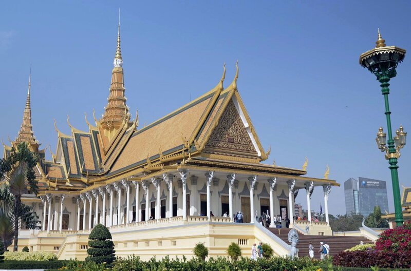 Khvay Samnang zählt zu Kambodschas wichtigsten Künstlern. In „Calling for Rain“ verbindet er Khmer-Mythologie mit Klimakritik. – Bild: Elephant Doc